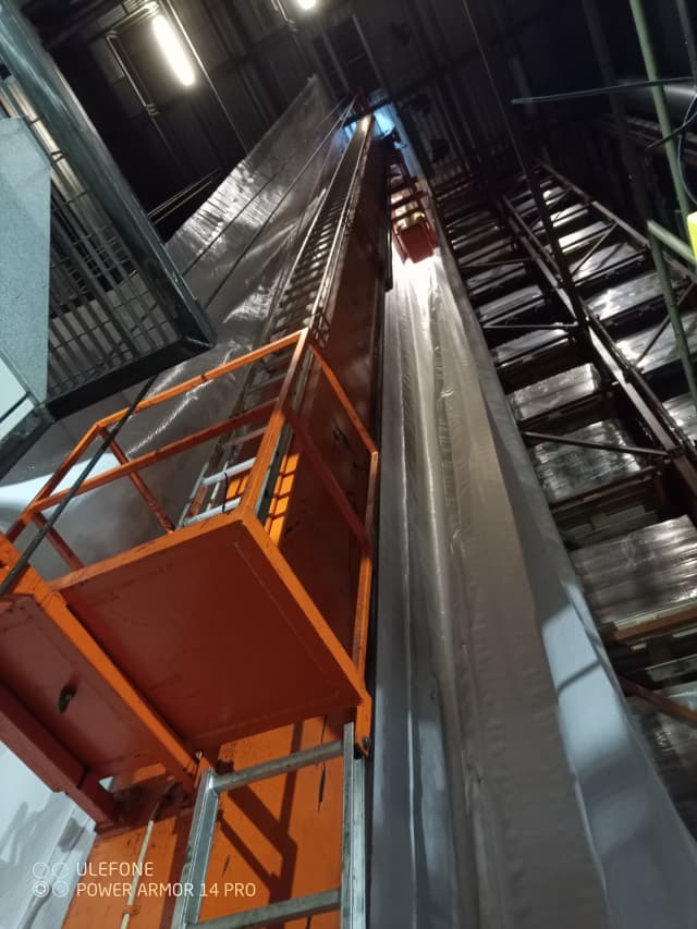 Industriell hiss i lagerbyggnad